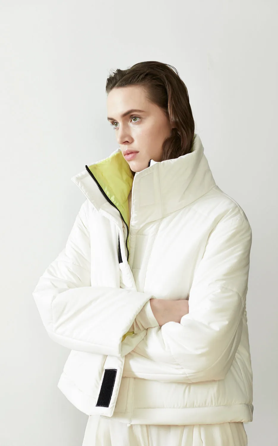 REVERSIBLE CROPPED SUSTAINABLE DOWN COAT